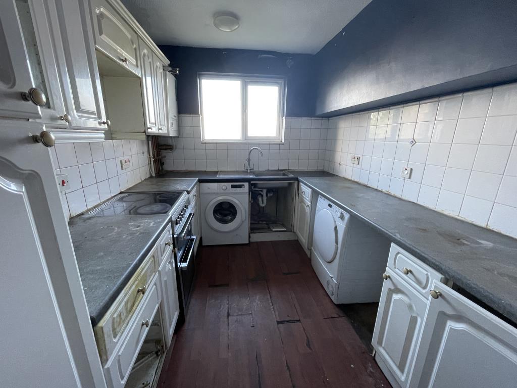 Lot: 30 - BUNGALOW IN NEED OF REPAIR AND IMPROVEMENT - Inside image of kitchen from hallway